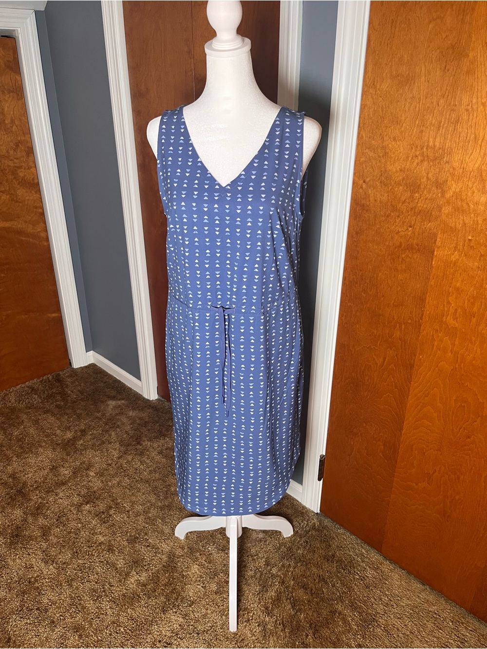 Eddie Bauer Sleeveless V-Neck Midi Dress in Blue with Tie Waist. sz small, NWT.